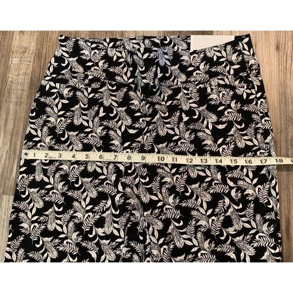 Signature Slimming Christopher & Banks Black & White Tropical Print Crop Pants 4 - Picture 9 of 12